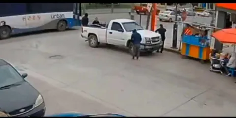 VIDEO. Sujeto se arroja contra autobús en Tamaulipas
