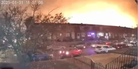 VIDEO. Avioneta se desploma cerca de centro comercial en Filadelfía