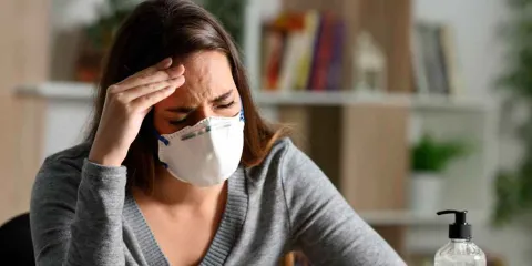 Mujeres tienen mayor riesgo de sufrir Covid persistente, según estudio
