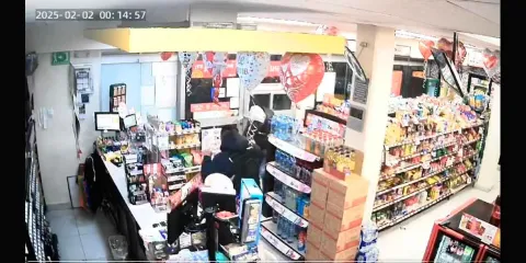 IMÁGENES SENSIBLES. Asaltante de Oxxo muere al enfrentarse a policía en Iztapala