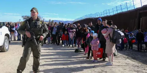 México inicia despliegue de 10 mil militares en la frontera con EU