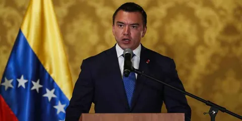 Con Ecuador, otra guerra comercial; anuncia aranceles de 27%