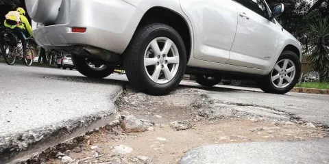 ¿Sufriste daños por un bache? Descubre cómo reclamar tu indemnización