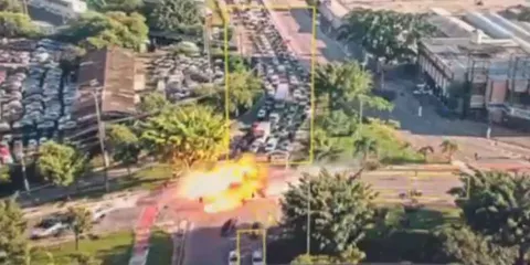 Captan el momento en el que avioneta se estrella en vehículos en concurrida avenida de São Paulo