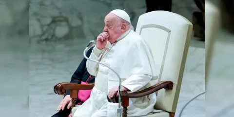 El papa Francisco es hospitalizado por infección respiratoria 