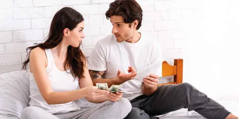 Brecha salarial. Cuando una esposa gana más, él es más infeliz, según estudio