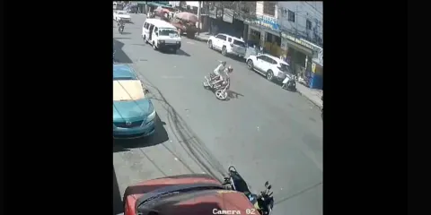 IMÁGENES SENSIBLES. Dos motociclistas se estrellan contra el pavimento y seguido un vehículo pasa sobre ellos 