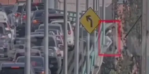 Asaltante se lanza desde segundo piso del Periférico de la CDMX y es capturado