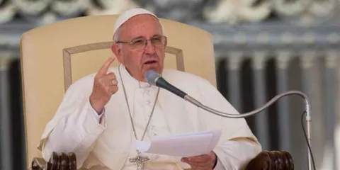 El papa desafía las políticas migratorias de Trump y el zar fronterizo contraataca