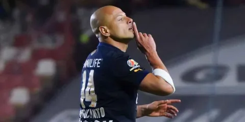 Chicharito anota su primer gol del torneo con Chivas y desata controversia con su celebración