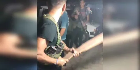 VIDEO. Presuntos sicarios dan de tablazos a policía de tránsito 