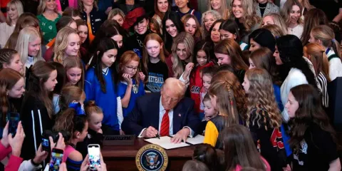 Trump firma orden que prohíbe  la participación de hombres en deportes femeninos 