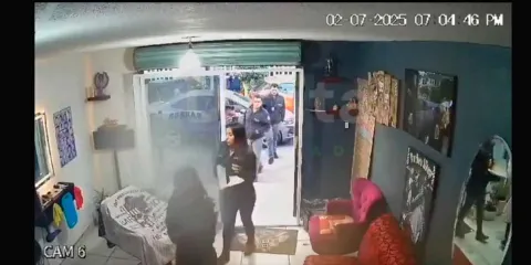 Video exhibe a policías 'sembrando' droga en barbería de Valle de Chalco