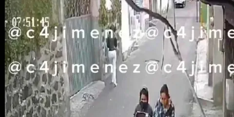 VIDEO. Desde su auto sujeto toca los glúteos de una mujer y se da a la fuga en Iztapala