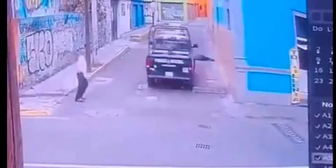VIDEO. En Toluca patrulla pasa sobre indigente y huye