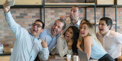 Amistad en el trabajo: Clave para el bienestar y productividad