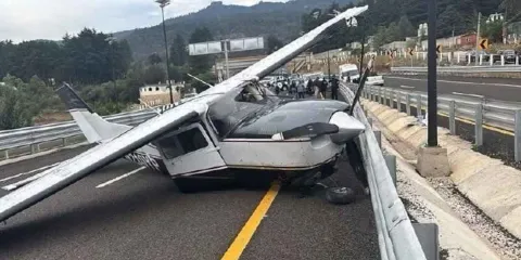 Avioneta aterriza de emergencia en la nueva carretera Real del Monte-Huasca, en Hidalgo