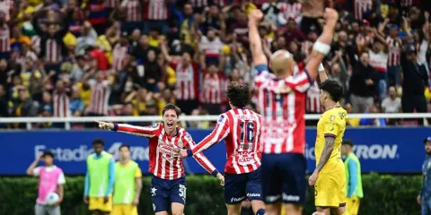Chivas deja al América en la lona en la Concachampions