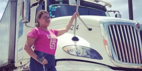 El libro “Reinas de la 57” y el documental “La Pipera” dedicados a las mujeres del volante