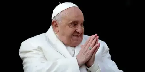 El Papa Francisco regresa al Vaticano después de 38 días hospitalizado por complicaciones respiratorias