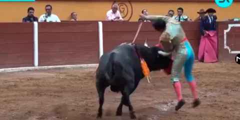 Emilio Macías sufre grave cornada en Tlaxcala y es operado de urgencia