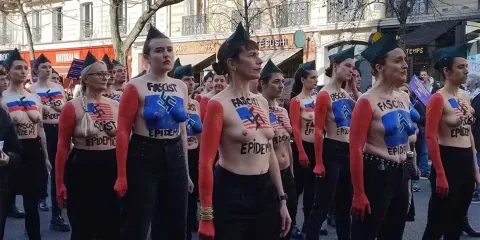 Activistas de FEMEN protestan en París contra el fascismo global con performance y toples contundente