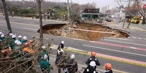 Aterradoras Imágenes: Motociclista es tragado por socavón gigante