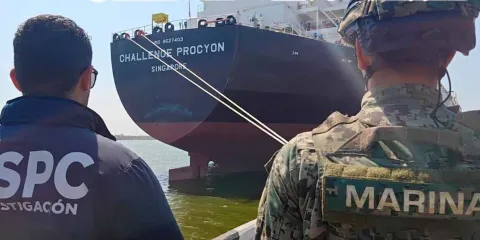 IMPACTANTE. Detienen buque con 10 millones de litros de  "huachicol"