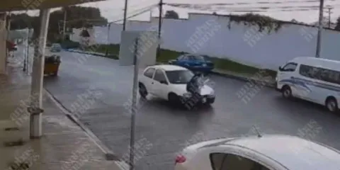 VIDEO. Niña es atropellada en Teziutlán y se levanta como si nada 