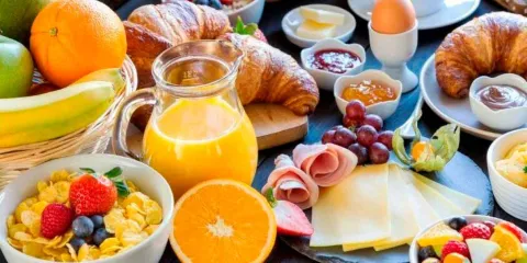 El debate entre desayuno y ayuno intermitente: ¿Qué es mejor para la salud?