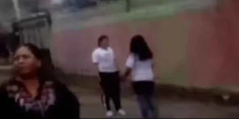 VIDEO. Madre “echa a pelear” a su hija contra su compañera en secundaria de Tlaxcala 