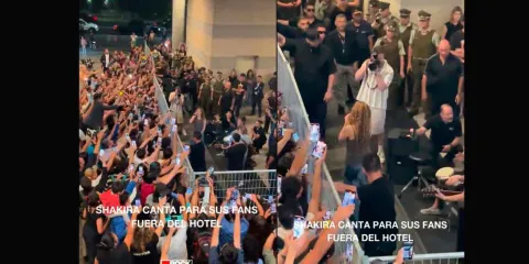 Shakira sorprende a sus fans con un mini concierto en Santiago