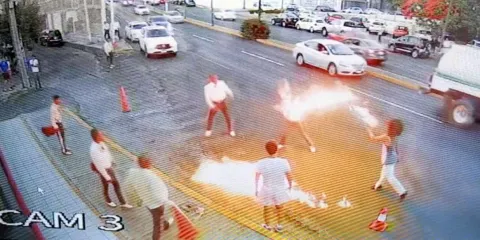 VIDEO. Tragafuegos intenta quemar a mariachis tras una pelea 