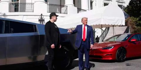 Trump compra un Tesla: en apoyo a Elon Musk en medio de su crisis económica