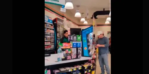 VIDEO. Cliente compra una dona y agrede a empleado por falta de cambio;  agresión se vuelve viral