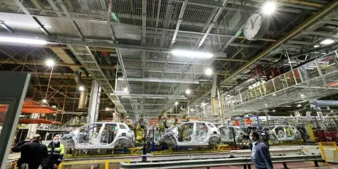 Ante aranceles de Trump,  Stellantis suspende labores en México