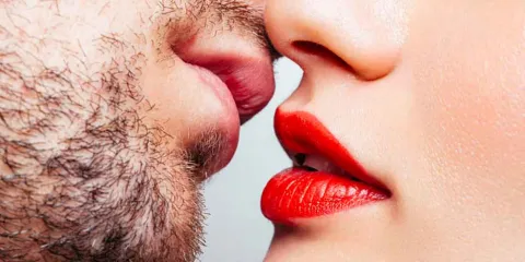¡A besar se ha dicho! Descubre el 'efecto vacuna' de un beso para tu salud