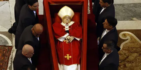 El papa Francisco recibe el último adiós  en la Basílica de San Pedro