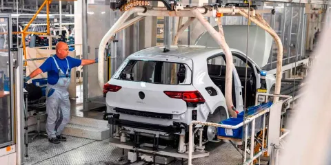 Industria automotriz de EU pide a Trump frenar aranceles a autos hechos en México 