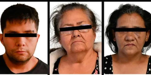 VIDEO. La abuelita "sicaria" recupera su casa. Las víctimas fueron despedidas entre motos y disparos al aire 