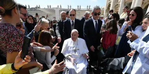 Papa Francisco sorprende en la Plaza de San Pedro tras recuperación de neumonía