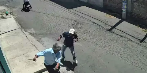 Como Doña Carlota de Chalco, abuelito enfrenta a sujetos con machete en Xochimilco, CDMX