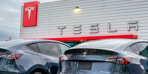 Tesla cae mientras Musk decide alejarse de Trump