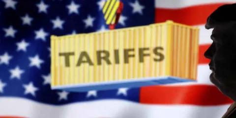 Trump ajusta aranceles mientras intensifica la guerra comercial con China