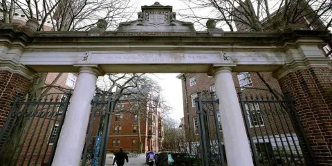 Trump congela 2,200 millones de dólares a Harvard por no acatar sus demandas