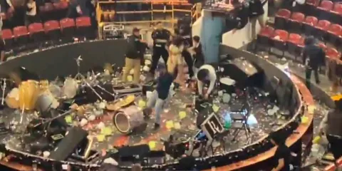 VIDEO "El rey de los corridos bélicos" se negó a cantar "narcocorridos" y el público destruye el escenario 