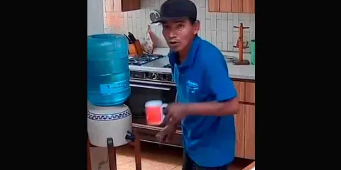 VIDEO. Ladrón se hidrata en la cocina mientras saqueaba una casa en Puebla