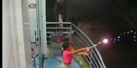 VIDEO. Niña sufre poderosa descarga eléctrica mientras jugaba a ser una maga 