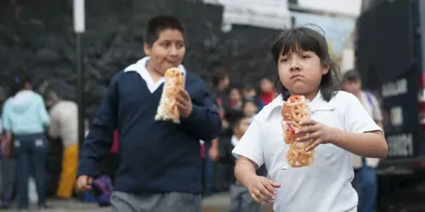 ¿Vuelve la comida chatarra a las escuelas? Así es el plan de la SEP para modificar la ley