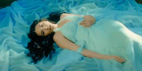 Ángela Aguilar lanza "Corazón de Piedra", un himno de empoderamiento con sello propio